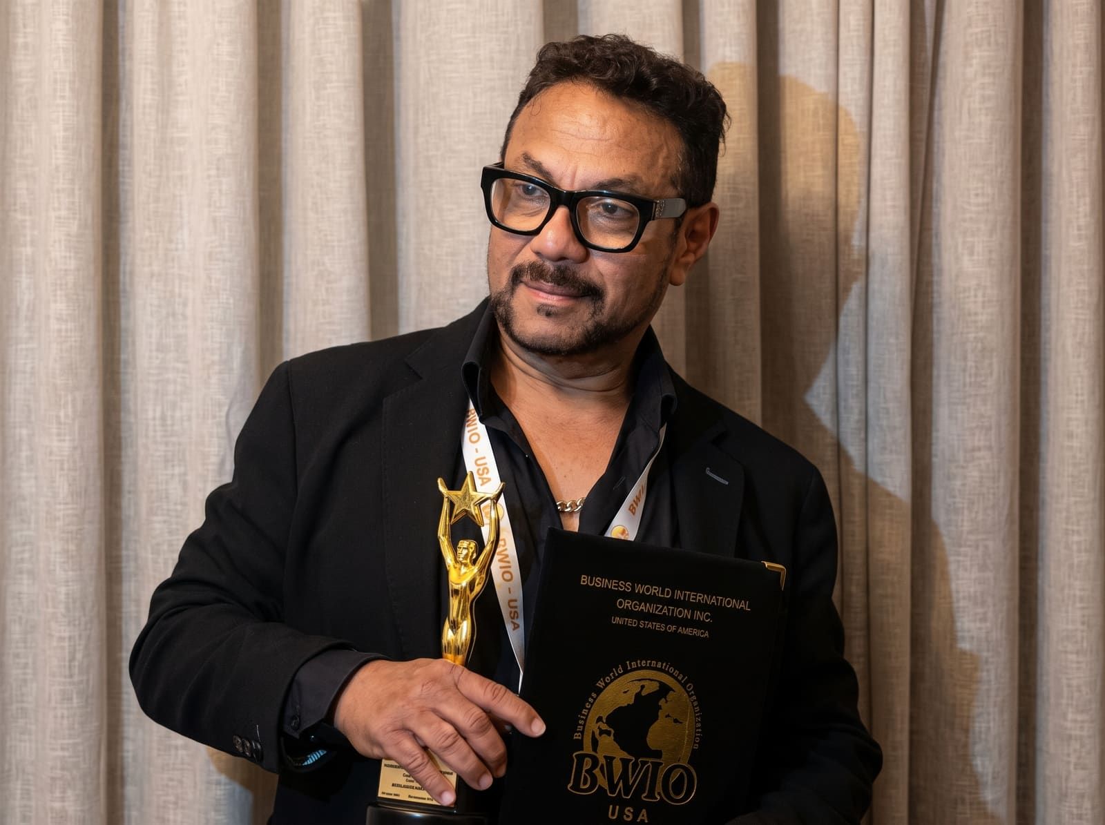 Rookantha Goonatillake receiving a career recognition award